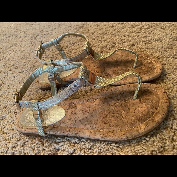 Gianni Bini size 7.5 gold sandals - Picture 4 of 6